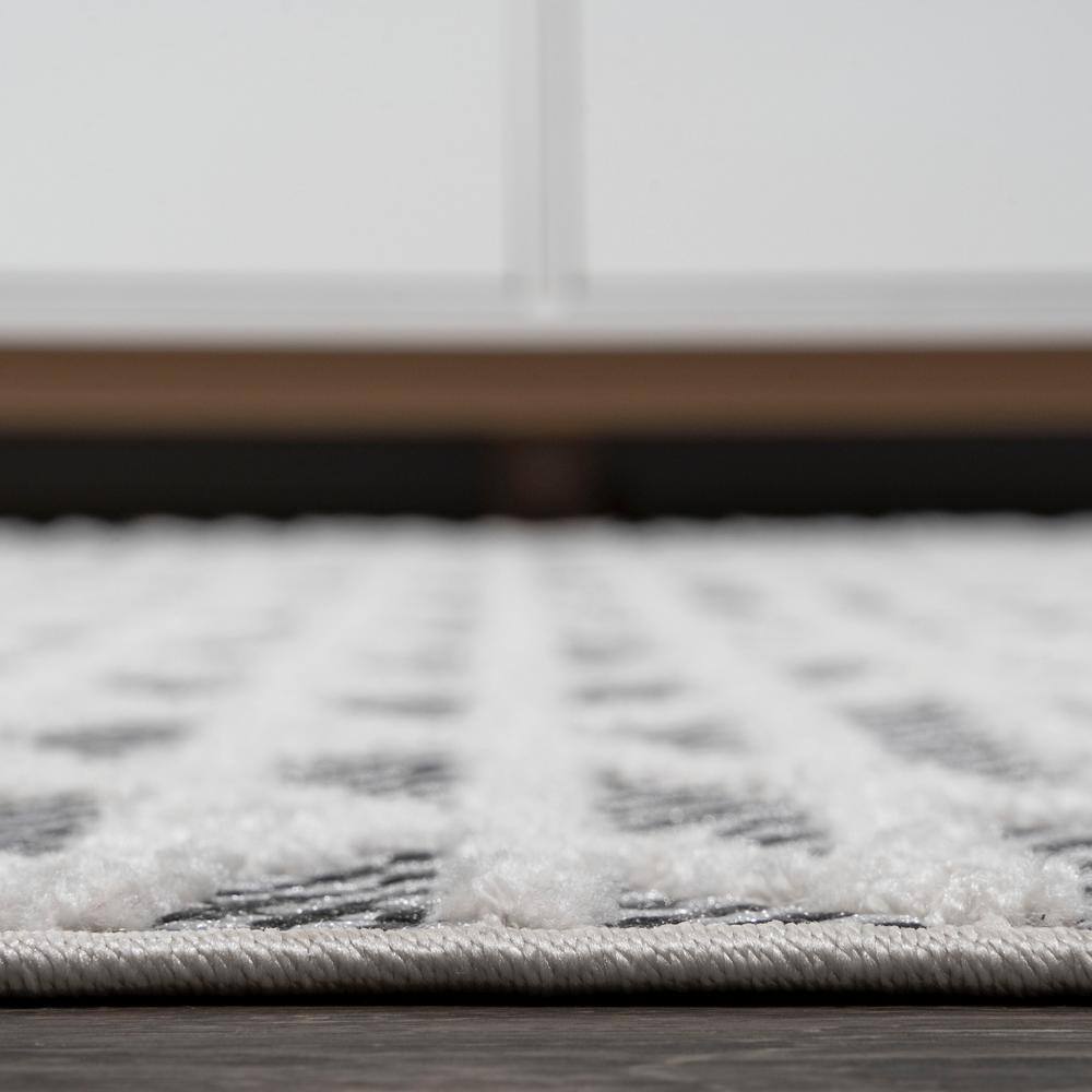 Ivory Diamond Easy-Care Synthetic 8' x 10' Indoor/Outdoor Rug