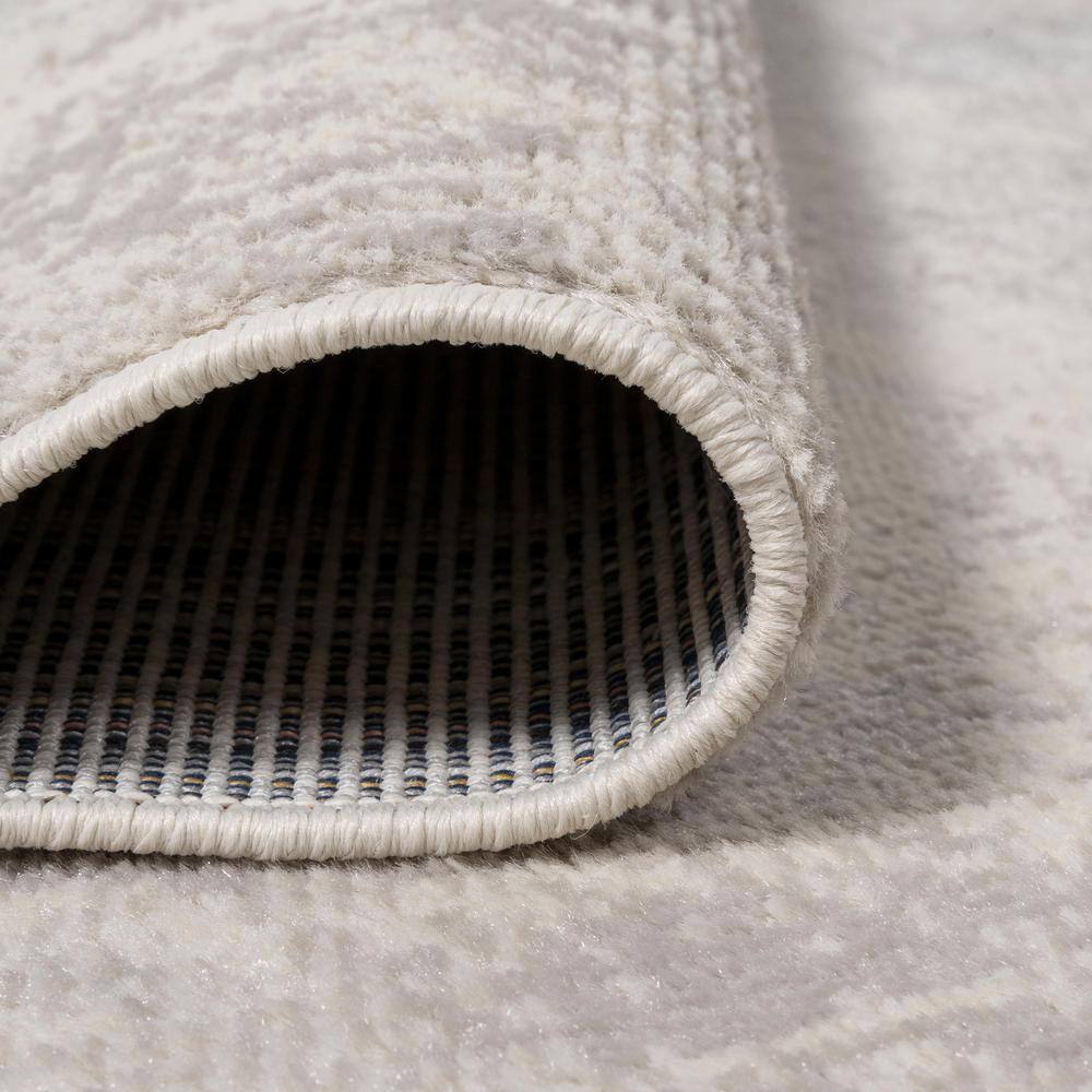 Rosalia Gray and Ivory Synthetic Medallion Area Rug