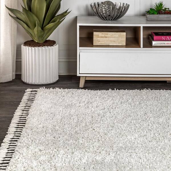 JONATHAN Y Mercer Shag Plush Tassel White 5 ft. x 8 ft. Area Rug