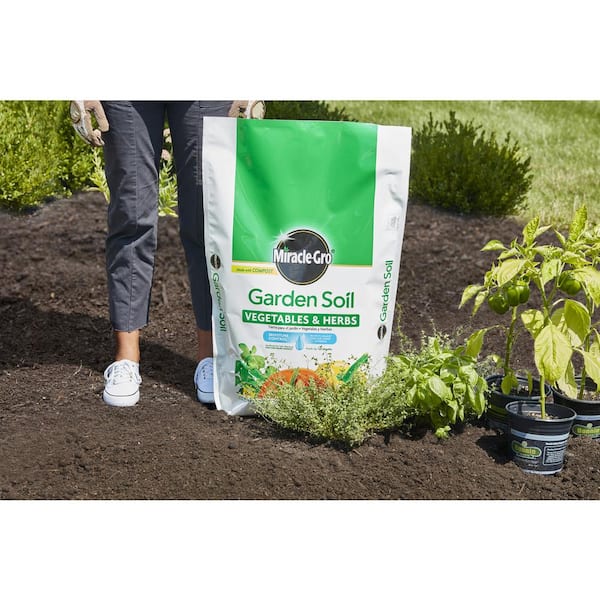 Miracle Gro Moisture Control 1 5 Cu Ft Garden Soil For Vegetables And Herbs The Home Depot