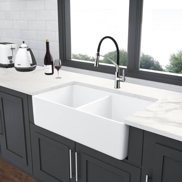 https://images.thdstatic.com/productImages/e0c47bff-e3ae-4bf0-9331-ef7928accd3f/svn/white-maincraft-farmhouse-kitchen-sinks-w12-43115-44_600.jpg