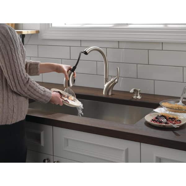 Shiloh Single-Handle Pull-Out Sprayer Kitchen Faucet with ShieldSpray in SpotShield Stainless
