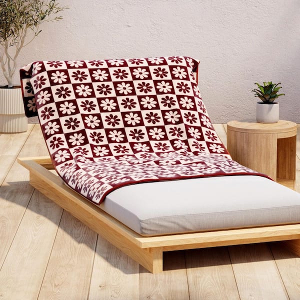FRESHFOLDS Dark Terracotta / Light Terracotta Checkered Daisies 100% Cotton Retro Oversized, 36 in. x 68 in. Beach and Pool Towels