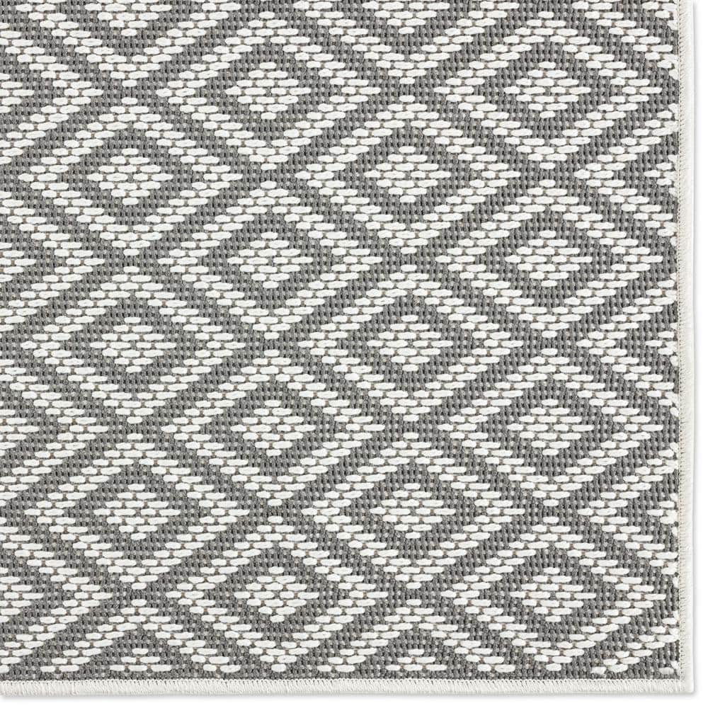 Gray and Cream Diamond Pattern Indoor/Outdoor Rug 8' x 10'