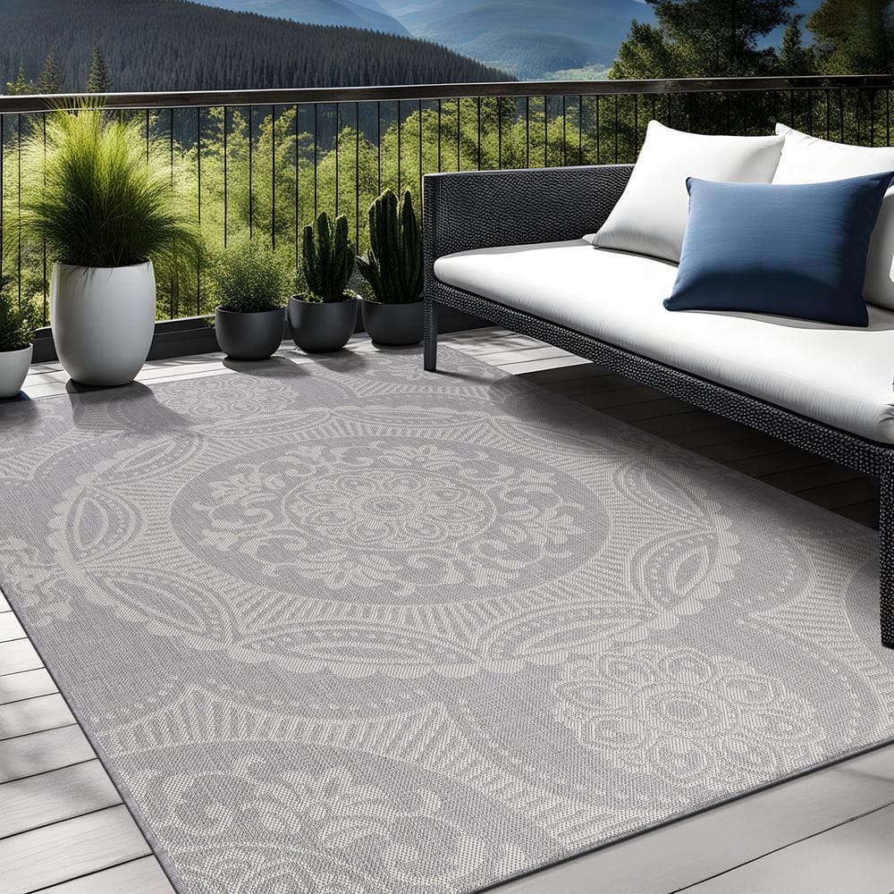 Gray and White Medallion 5' x 7' Reversible Outdoor Rug