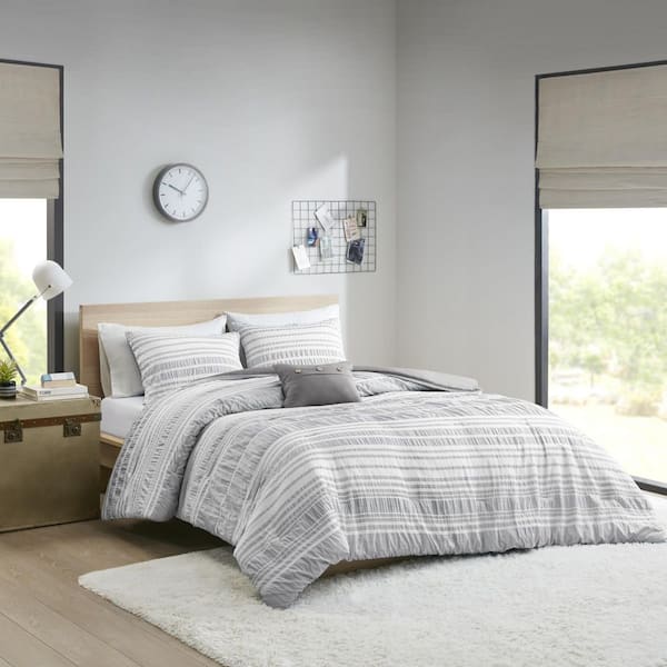 Intelligent Design Bryce 4-Piece Grey Full/Queen Striped Comforter Set