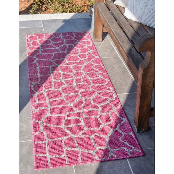 Outdoor Giraffe Pink 2 ft. x 6 ft. Runner Rug