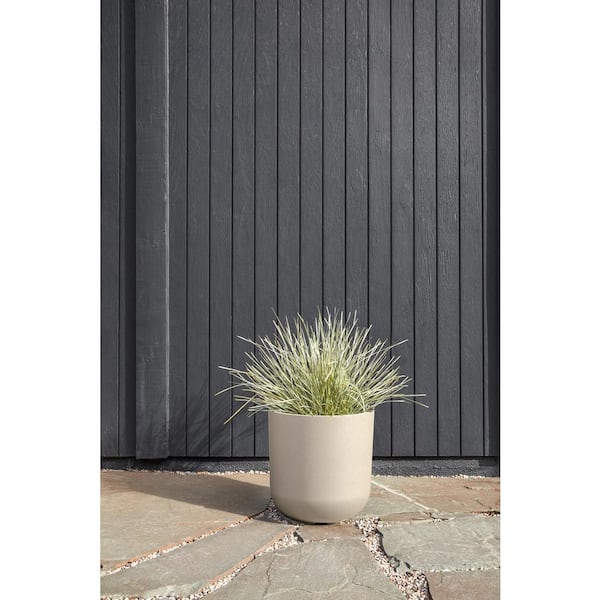 Veradek Kona Medium Sand Plastic Round Planter with Drainage Holes