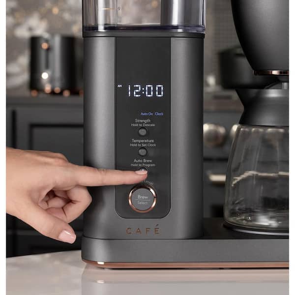 https://images.thdstatic.com/productImages/e1f9e21b-4585-4f11-b81c-45a27f28b0eb/svn/matte-black-cafe-drip-coffee-makers-c7cdabs3rd3-77_600.jpg