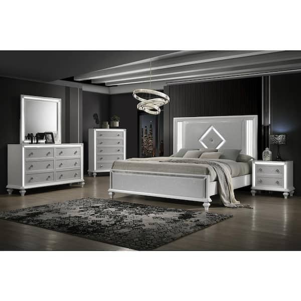 New Classic Furniture Stardust 5-Piece White King Wood Bedroom Set (Bed/Dresser/Mirror/Chest/Nightstand)