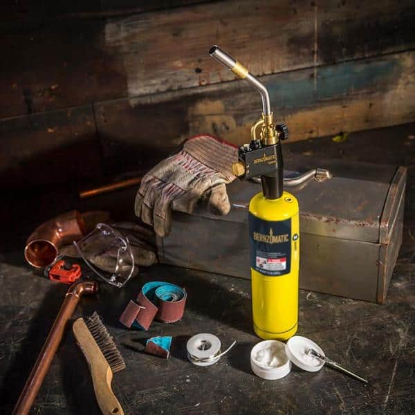 https://images.thdstatic.com/productImages/e29b2f91-a8c1-4f87-ae4f-f6098be5188b/svn/bernzomatic-torches-tanks-ts8000t-31_1000.jpg
