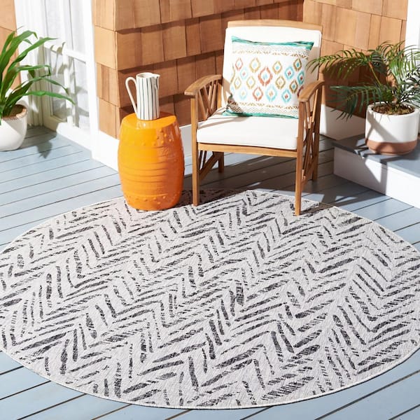 Courtyard Gray/Black 8 ft. x 8 ft. Distressed Chevron Indoor/Outdoor Patio  Round Area Rug