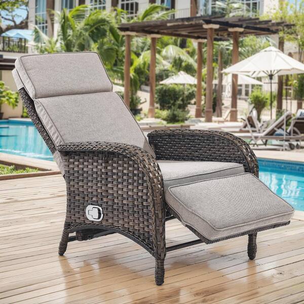 Brown 1-Piece Wicker Outdoor Recliner with Olefin Beige Cushions and Flat Armrests Patio Chaise Lounge Chairss