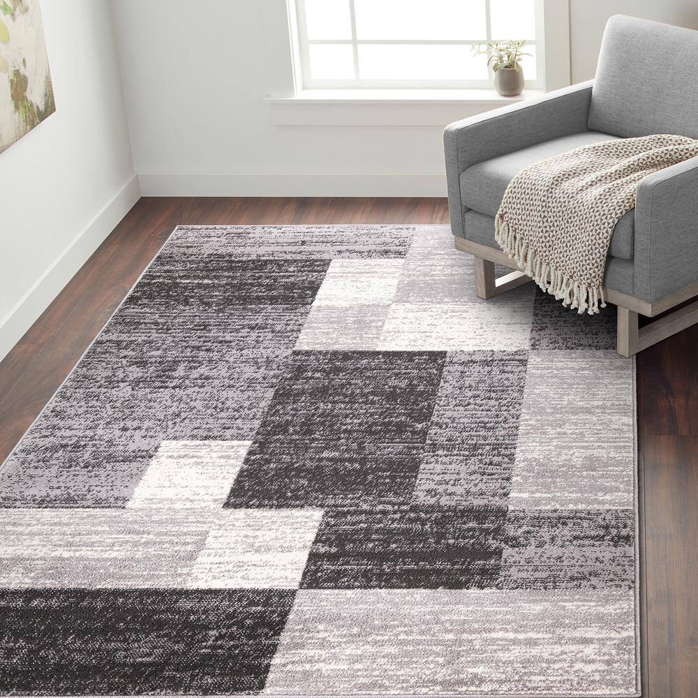 Reversible Geometric Gray Synthetic 5' x 7' Easy-Care Rug