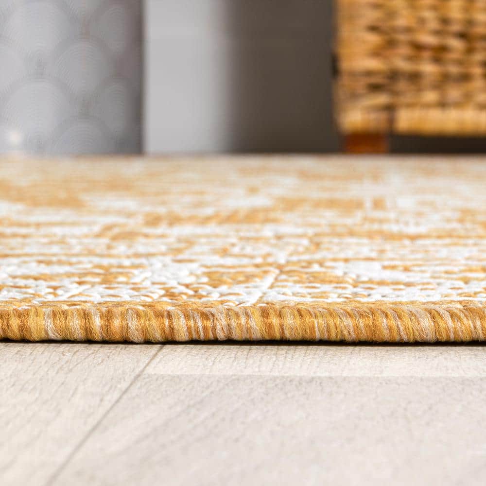 Sinjuri Medallion Gray and Cream 5' x 8' Synthetic Indoor/Outdoor Rug