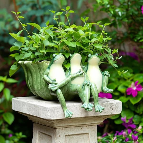 Liv & Skye Green Resin Three Sitting Frogs with Leaf Bowl Decorative  Planter (10.25 in. W x 7 in. H) 20281