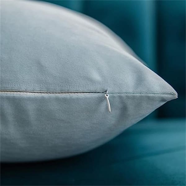 Throw Pillow Covers Teal Velvet Square Pillowcase, 18x18 Inch Soft Solid  Set of 4 Throw Pillow Cases with Invisible Zipper, Home Decor for Sofa Bed  Car Couch