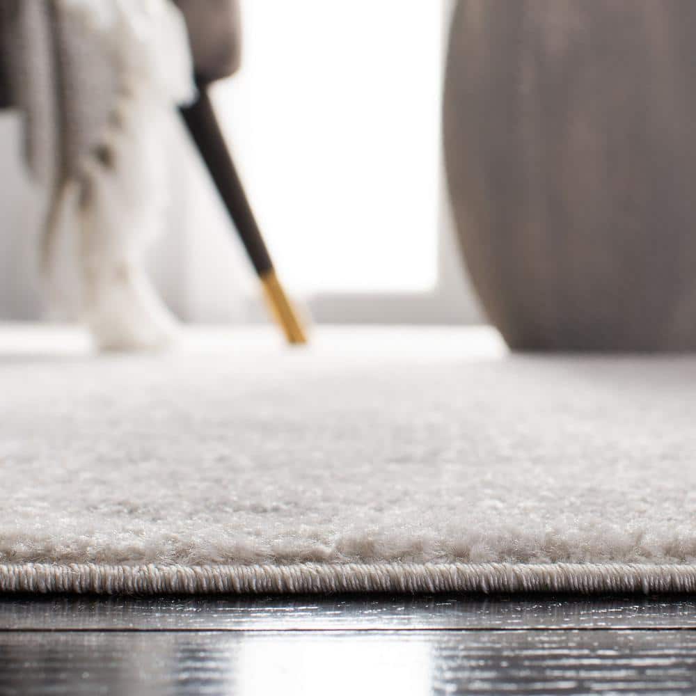 Chic Ivory & Silver 6' Round Synthetic Easy-Care Area Rug