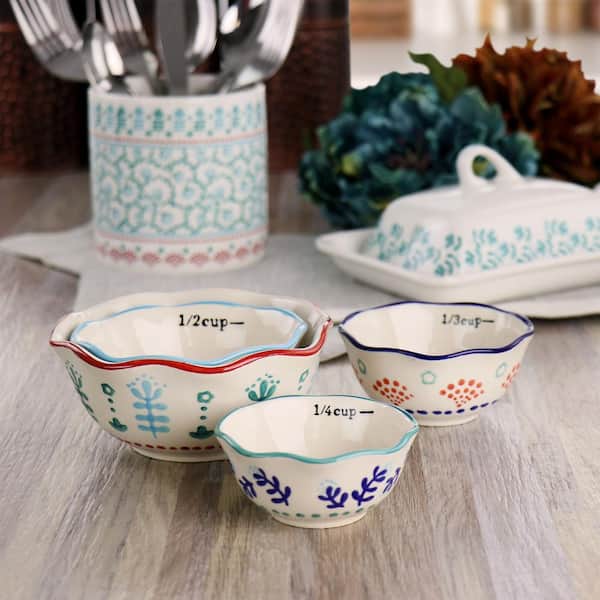https://images.thdstatic.com/productImages/e39c7e3d-d4f0-4939-a8d7-f9bd123b5142/svn/white-gibson-home-measuring-cups-measuring-spoons-985118953m-31_600.jpg