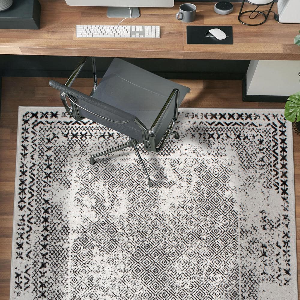 Black Geometric 5' x 7' Synthetic Easy Care Area Rug