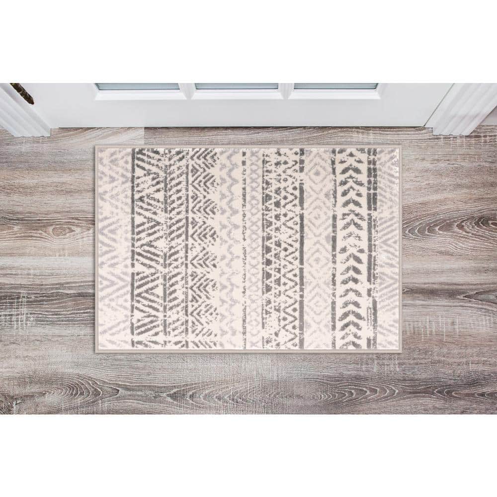 Gray and White Geometric Synthetic Reversible Area Rug 4' x 6'