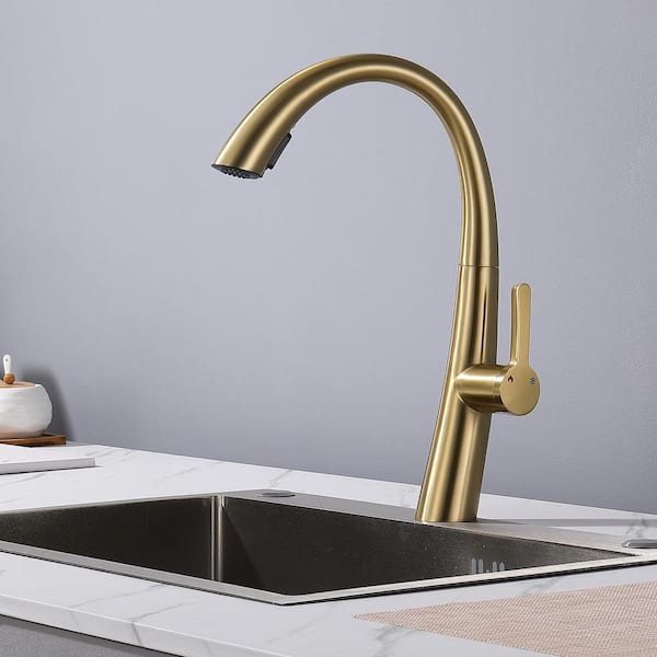 Single Handle Pull Out Sprayer Kitchen Faucet in Brushed Gold