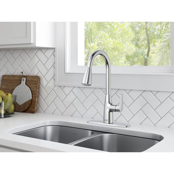 Colony Pro Single Handle Pull Down Sprayer Kitchen Faucet in Polished Chrome