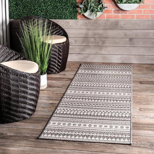 nuLOOM Outdoor Alaina Black 2 ft. x 8 ft. Runner Rug