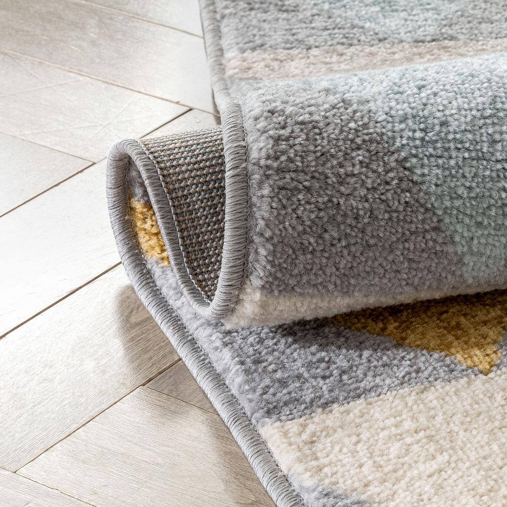 Nova Gray Geometric 5' x 7' Synthetic Area Rug