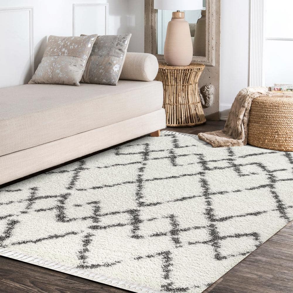 Luxurious Grey/Cream Diamond Shag Synthetic 5' x 8' Area Rug