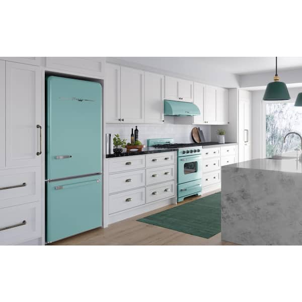 Unique Appliances Classic Retro 21.6 in. 7.6 cu. ft. Retro 1 Door Mini  Refrigerator with Freezer in Ocean Mist Turquoise ENERGY STAR UGP-230L T AC  - The Home Depot