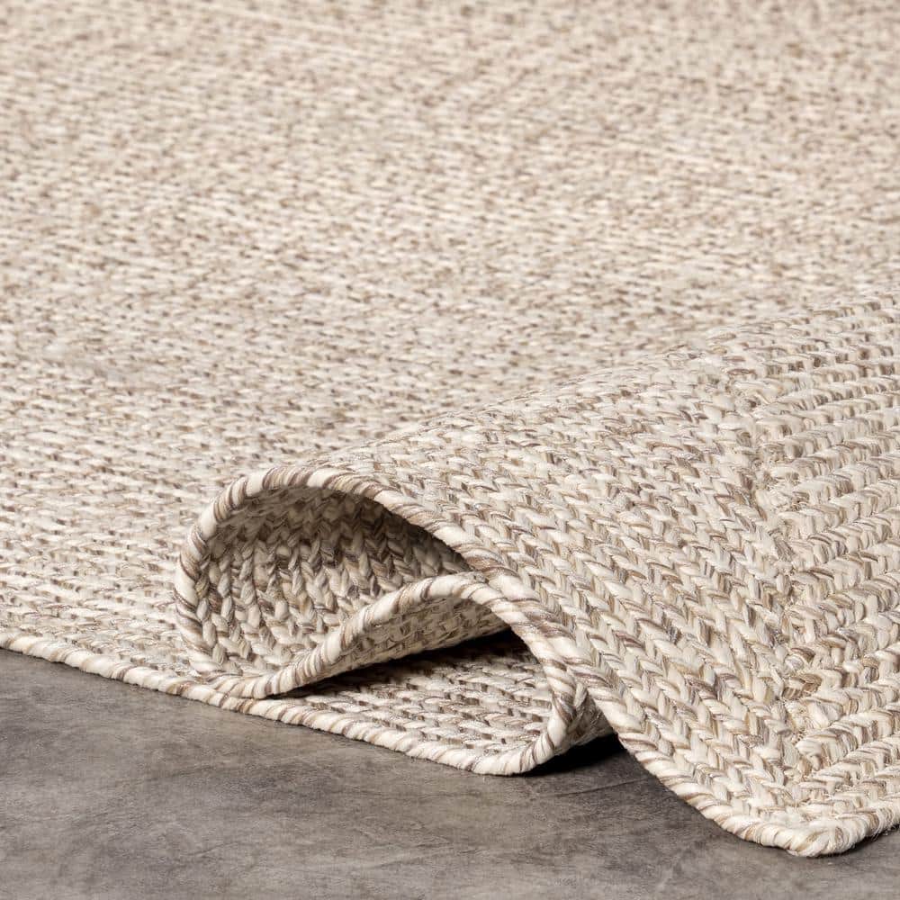 Casual Elegance Tan Synthetic 5' Round Braided Area Rug