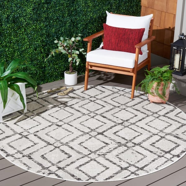 Courtyard Ivory/Black 7 ft. Round Diamond Chevron Indoor/Outdoor Area Rug