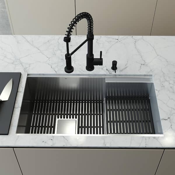 https://images.thdstatic.com/productImages/e7a1ef7c-c3a9-41ce-b8c9-855e474d0ad3/svn/stainless-steel-vigo-undermount-kitchen-sinks-vg151039-40_600.jpg