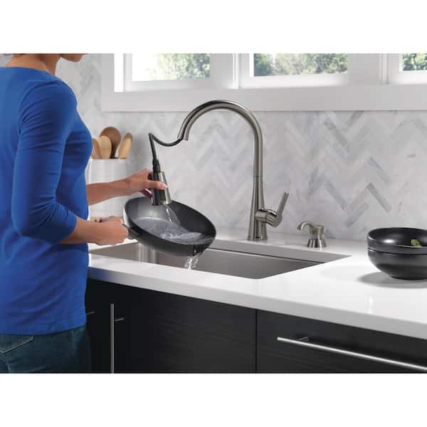 https://images.thdstatic.com/productImages/e7cce9ea-83c8-4ddd-9725-a2c57d45c0ca/svn/black-stainless-delta-pull-down-kitchen-faucets-19826z-kssd-dst-fa_600.jpg