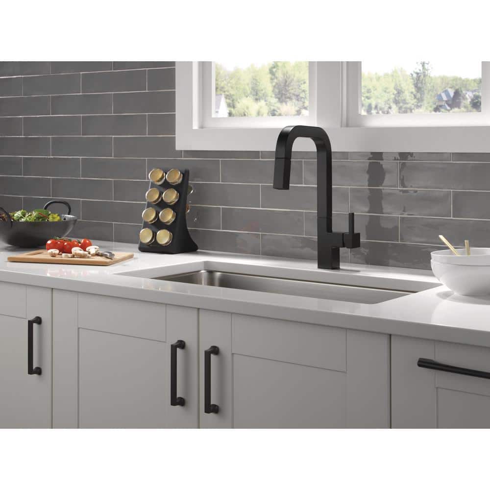 Matte Black Pull-Down Sprayer Single Handle Kitchen Faucet