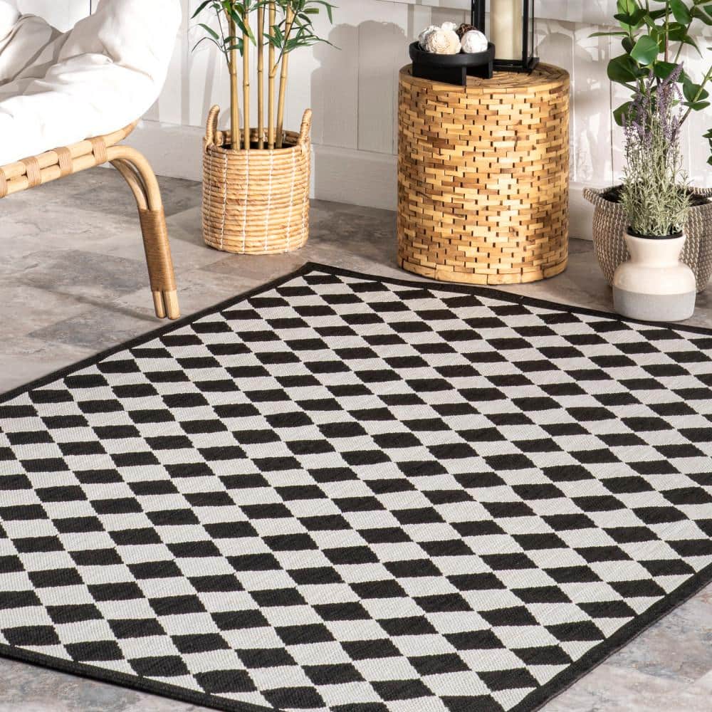 Black and White Checkered Synthetic Indoor Outdoor Rug, 4' x 6'