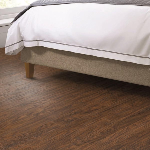 Pergo Xp Hazelnut Hickory 8 Mm T X 5 23 In W X 47 24 In L Laminate Flooring 18 9 Sq Ft Case Lf The Home Depot