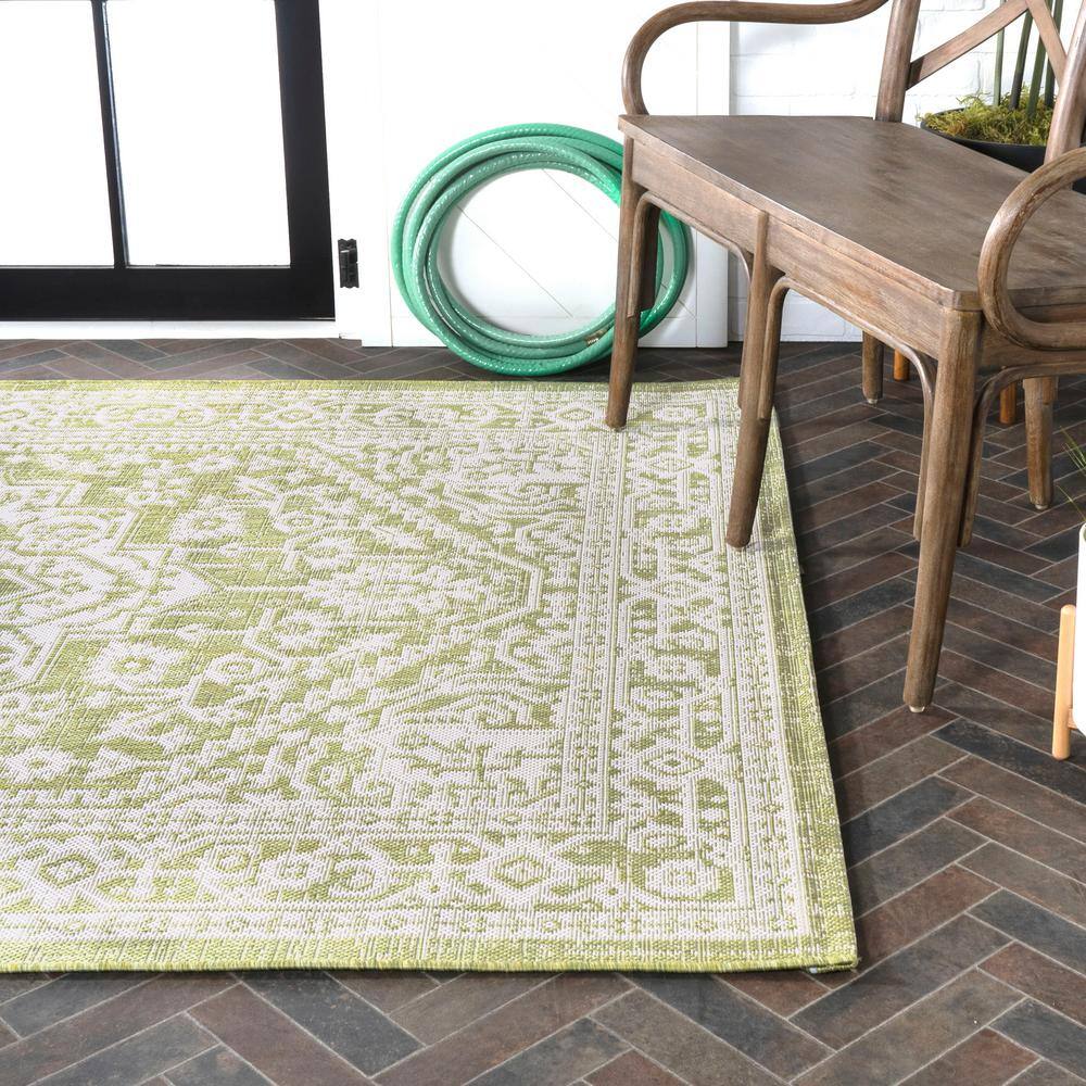 Sinjuri Green/Cream Medallion 4' x 6' Reversible Indoor/Outdoor Rug