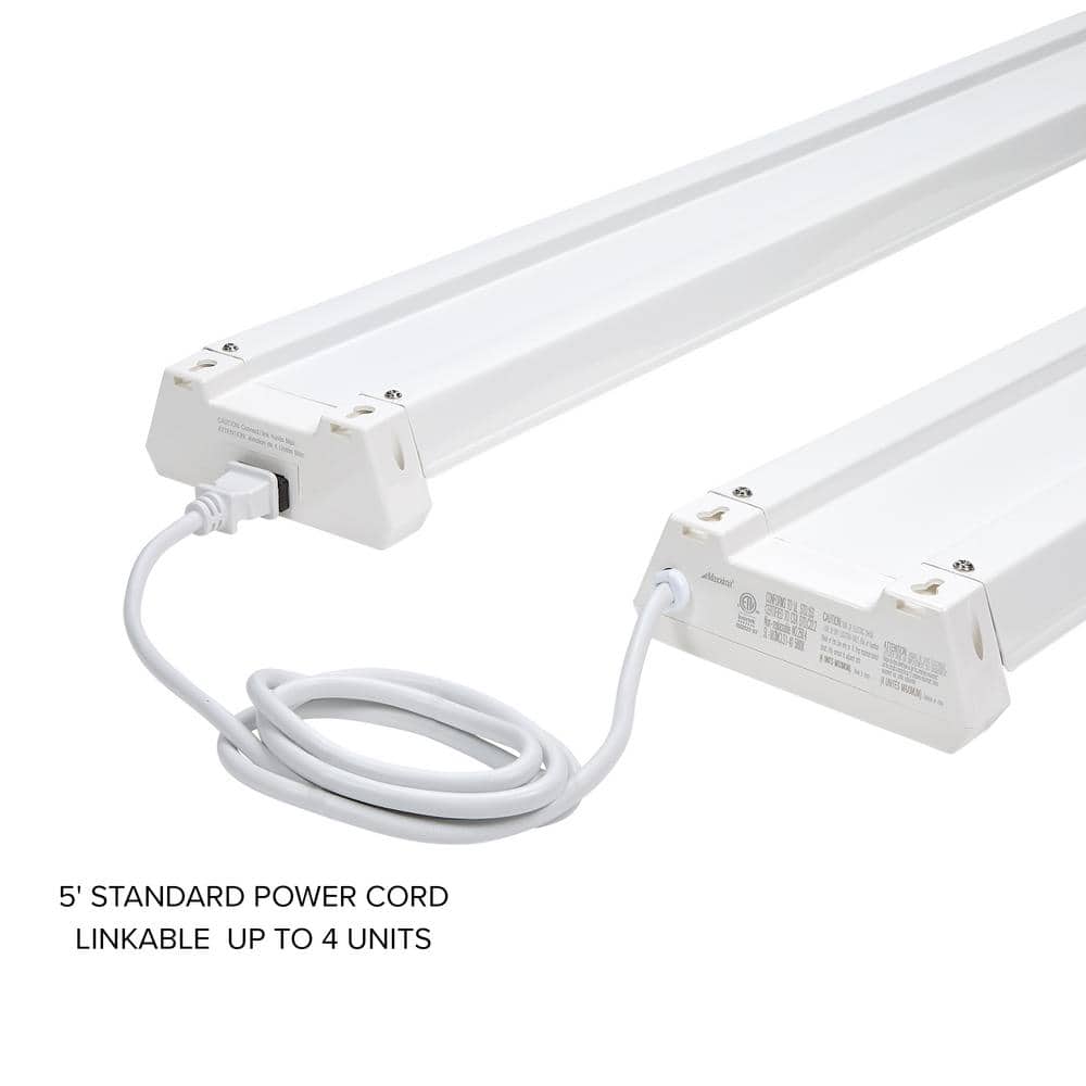 Maxxima 4 ft White Aluminum LED Shop Light with Pull Chain