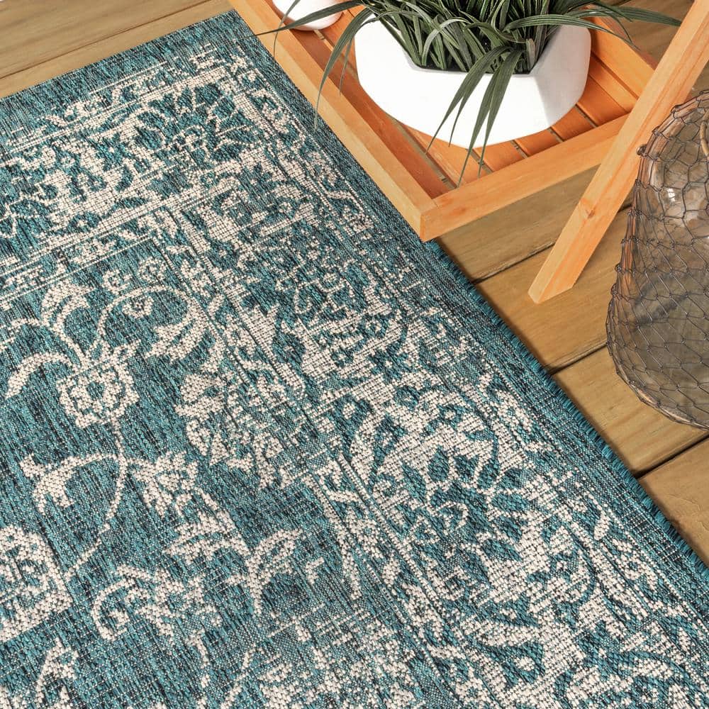 Bohemian Chic Gray Synthetic 4' x 6' Indoor/Outdoor Area Rug