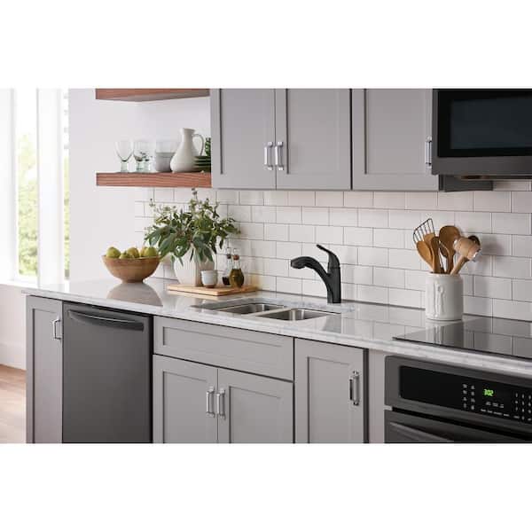Brecklyn Single Handle Pull Out Sprayer Kitchen Faucet with Power Clean in Matte Black