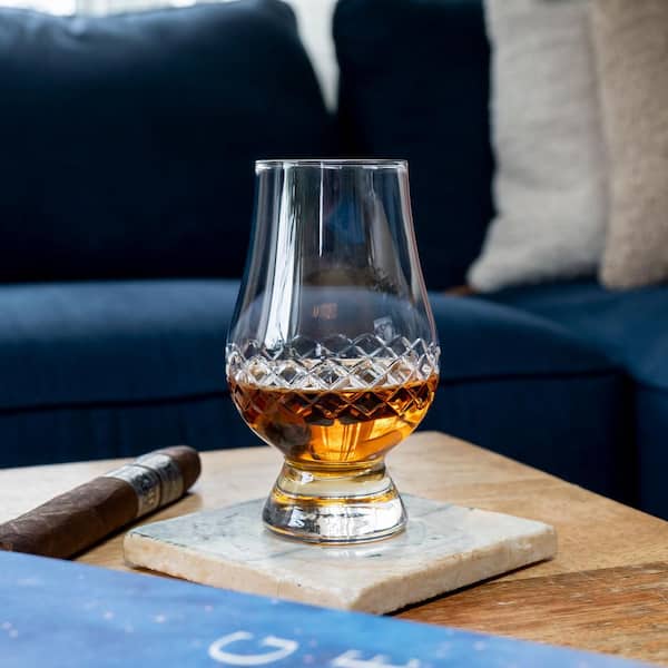 https://images.thdstatic.com/productImages/e9d26365-d225-439d-ab7c-e3bf3284c772/svn/clear-rolf-glass-whiskey-glasses-304403-s-2-1f_600.jpg