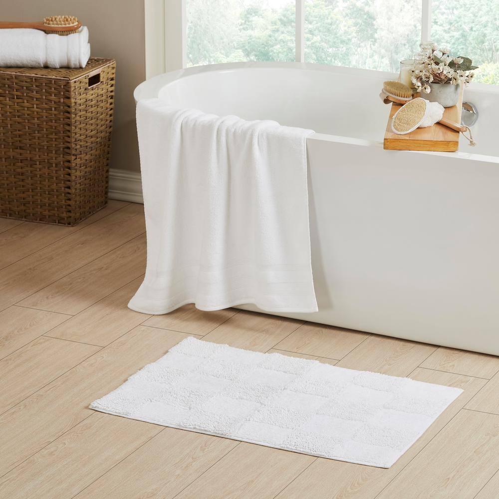 https://images.thdstatic.com/productImages/e9d737dc-1126-44f9-8311-df007e51a4b4/svn/white-better-trends-bathroom-rugs-bath-mats-batlly3pcwh-64_1000.jpg