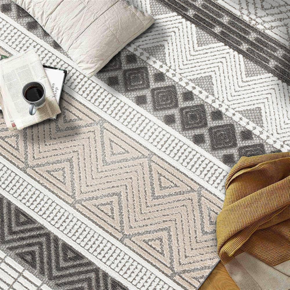 Gray Geometric 5' x 7' Indoor/Outdoor Area Rug