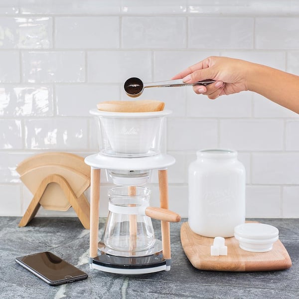 https://images.thdstatic.com/productImages/ea07a2c2-fc8b-4b8e-b02f-3e19d64ff666/svn/white-melitta-drip-coffee-makers-mel-msp002wulwh0-4f_600.jpg