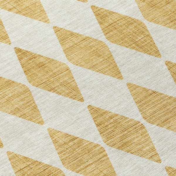 Gold 8 Round ft. Woven Geometric Polyester Round Indoor / Outdoor Area Rug