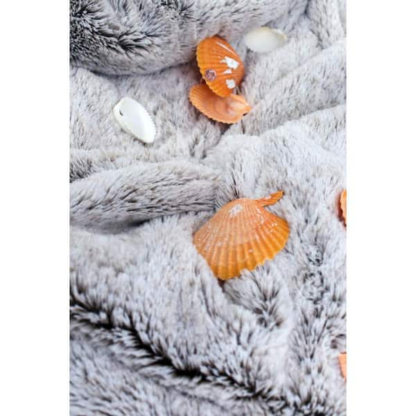 https://images.thdstatic.com/productImages/ea4a544f-b808-4d07-a59f-919a1b6e9f0c/svn/grey-ac-pacific-throw-blankets-comfort-grey-fur-1f_600.jpg