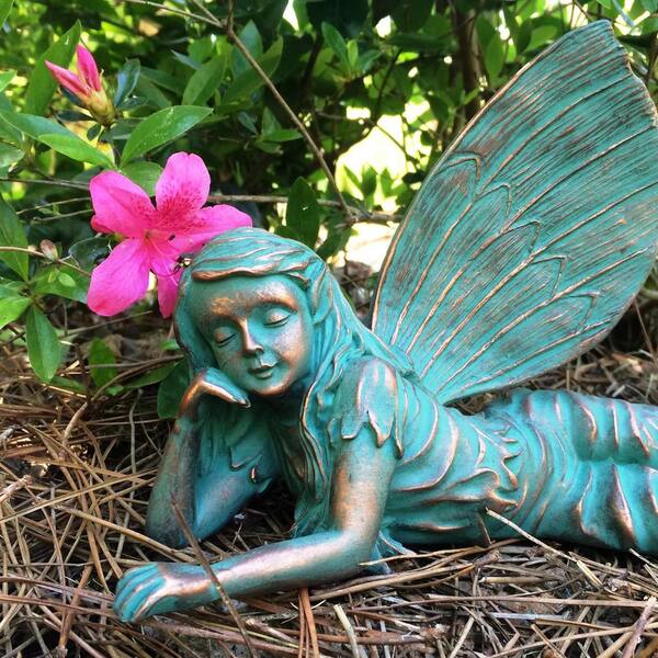 SS-G-91589 Young Purple And Blue Fairy Lying On Maldives