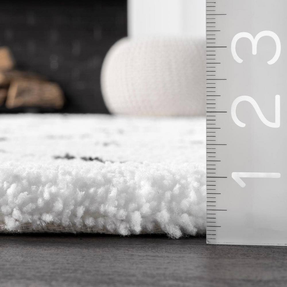 Luxurious White Geometric Tufted Square Shag Rug, 6'